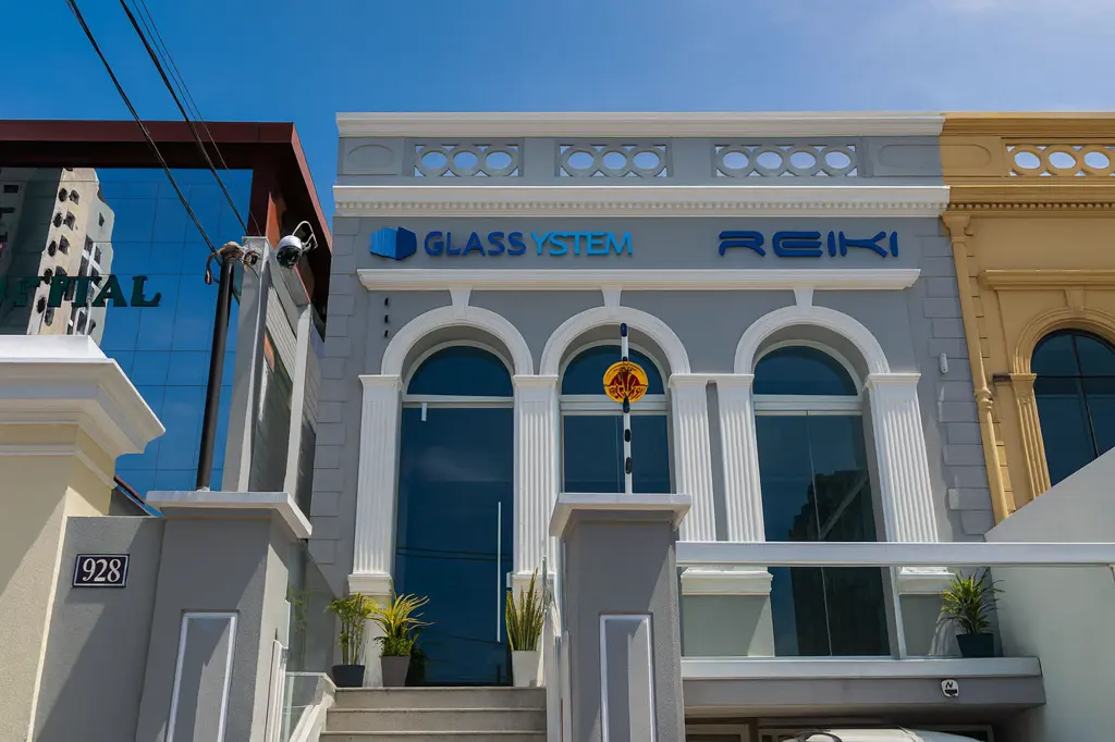 Fachada do showroom da Glass System Reiki no Reduto, em Belém